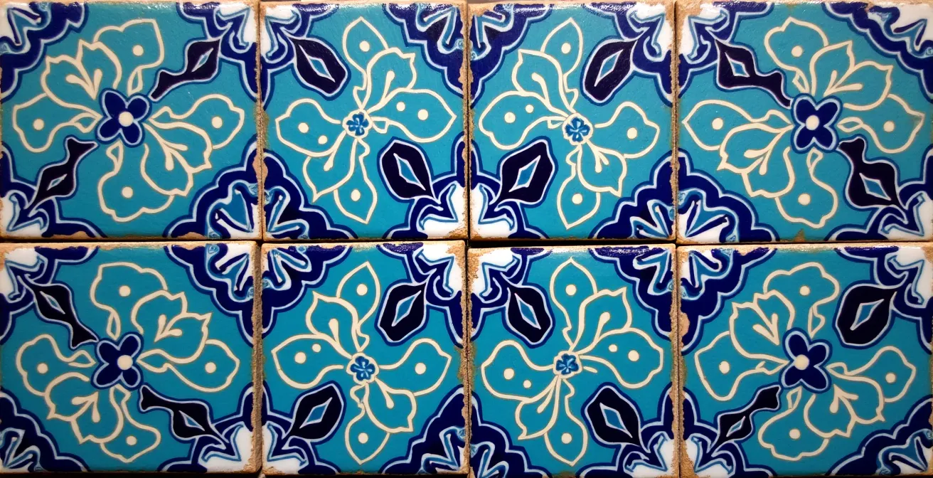 Vue macro de carreaux de faïence d'Iznik aux motifs floraux bleus et turquoise