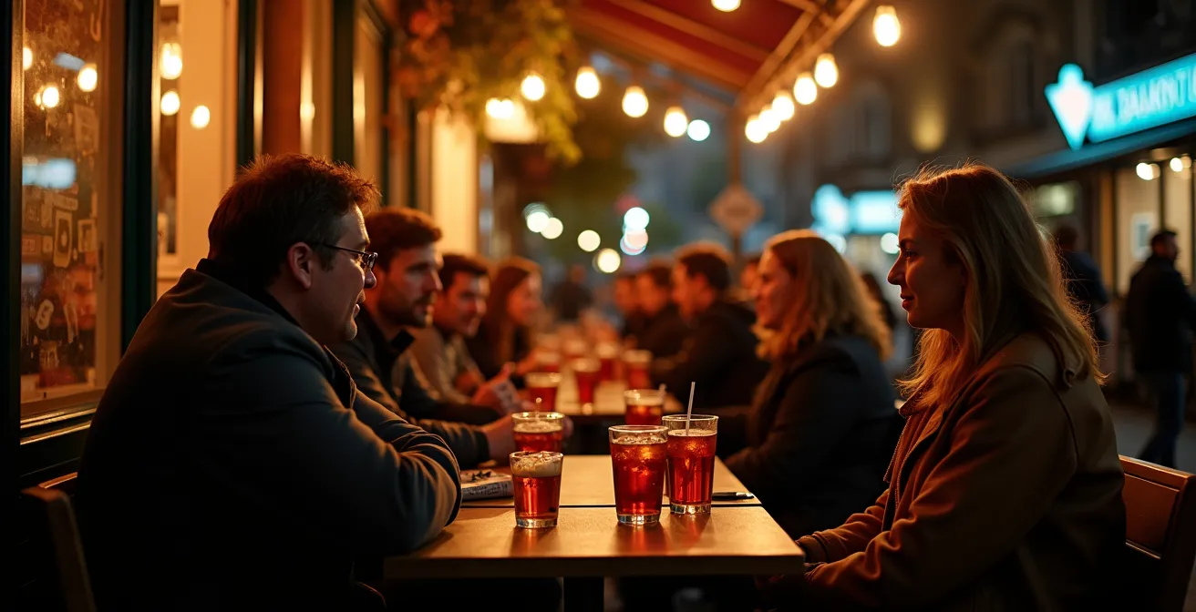 Vue nocturne des rues éclairées de Beyoğlu avec des groupes de personnes dans les cafés